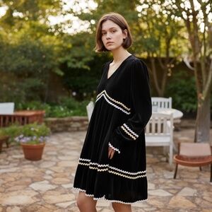 EASEL‎ WAVE TRIM BLACK SOFT VELVET WOMEN'S LONG SLEEVE KNEE LENGHT DRESS MED NWT